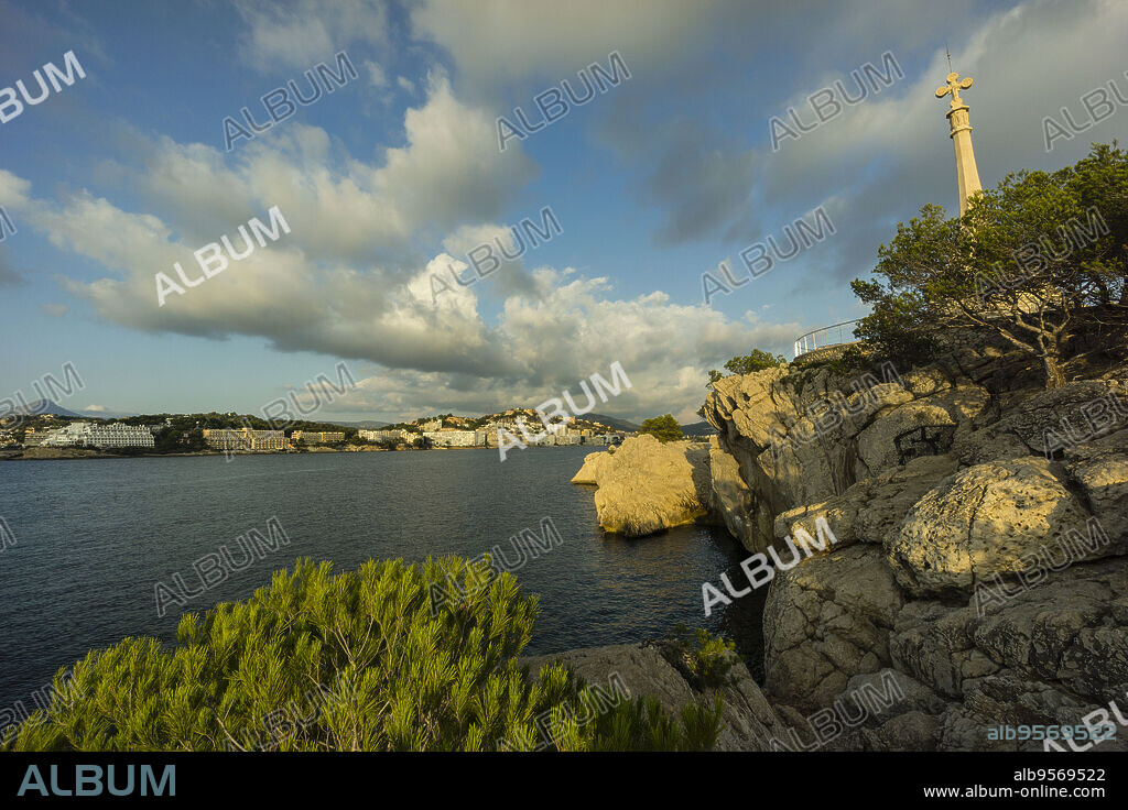 Memorial Cross landing in Gran Via de la Creu. Santa Ponça, It was inaugurated in 1929, on the occasion of the commemoration of the seventh anniversary of the conquest, Calvia, Mallorca, Balearic Islands, Spain.