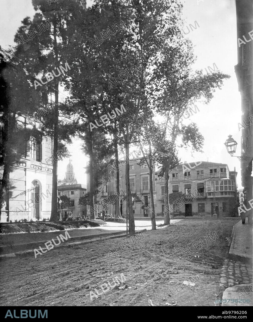 Diciembre 1924. PLAZA DE ROMEA.-  	
La Plaza Julián Romea es uno de los lugares con más tránsito de la ciudad de Murcia, gracias a su buena ubicación y el famoso Teatro Romea.-Al fondo la torre de a Catedral.-.