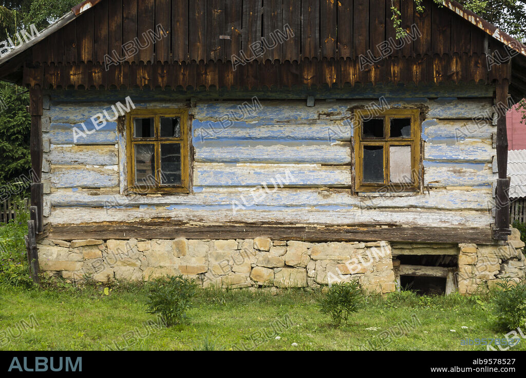 casa tradicional de madera, Tyrawa Solna, valle del rio San, , voivodato de la Pequeña Polonia, Cárpatos, Polonia, europe.