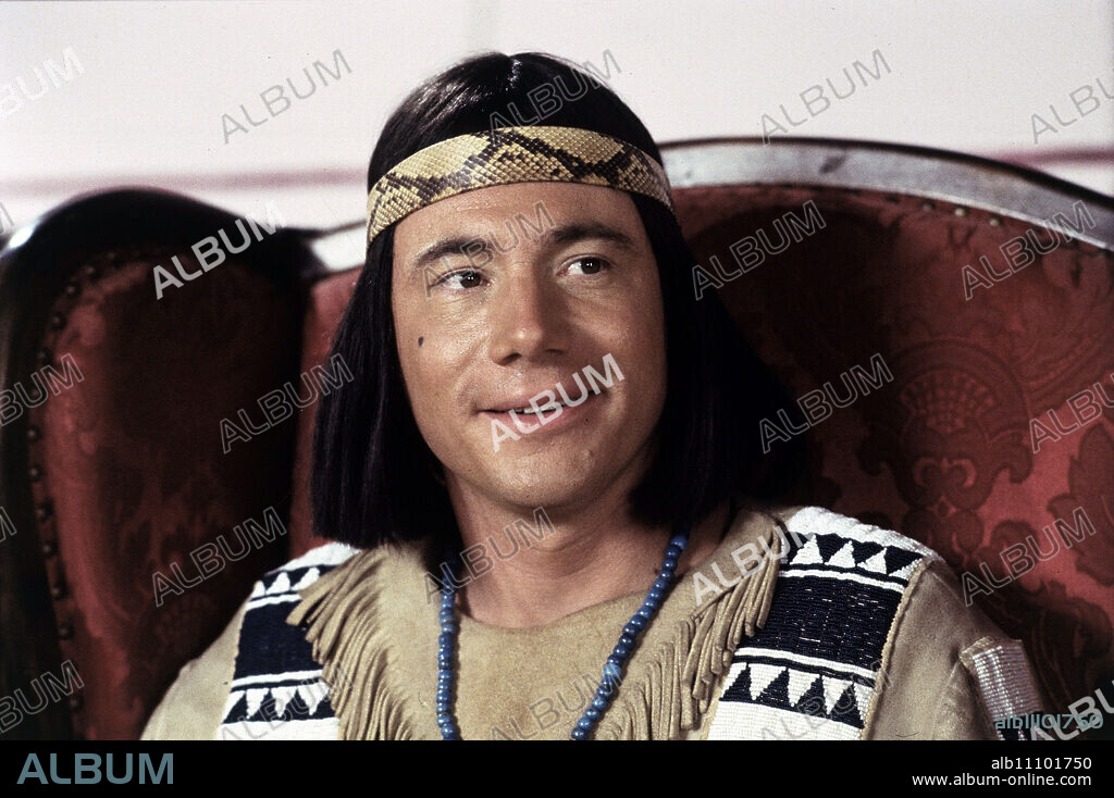 THE SHOE OF MANITU / D 2001 / Michael 'Bully' Herbig The Apache chief Abahachi and his blood brother Ranger ensure peace and justice in the Wild West. Abahachi takes out a loan from the Shoshone to finance a local pub and that is where the trouble begins. The crook Santa Maria puts up a junk facade for him, runs off with the money and denounces Abahachi and Ranger to the Shoshone... Photo: Abahachi's twin brother Winnetouch (MICHAEL 'BULLY' HERBIG) / Headline: THE SHOE OF MANITU / D 2001.
