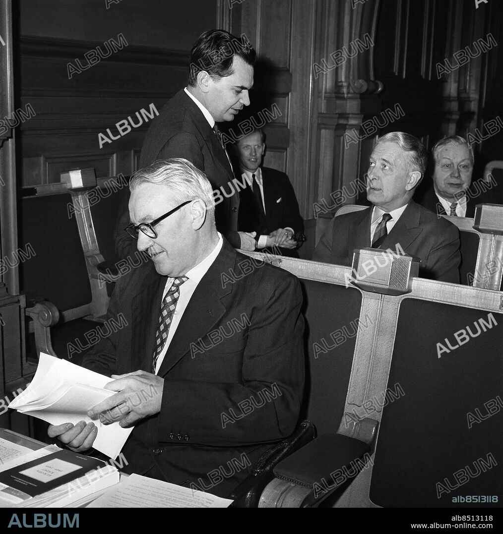 STOCKHOLM 1959-12-01. Hilding Hagberg (1899-1993) ledare för Sveriges kommunistiska parti 1951-1964. I bänken bakom syns Folkpartiledaren Bertil Ohlin.. Foto: TT Historical / kod 1900.