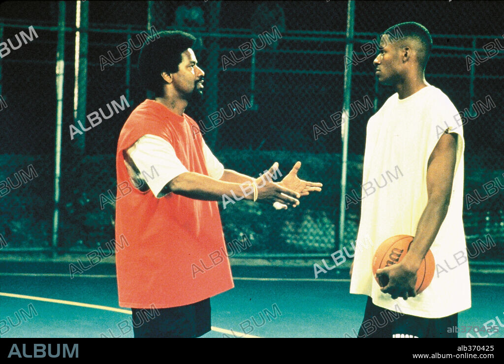 DENZEL WASHINGTON y RAY ALLEN en UNA MALA JUGADA, 1998 (HE GOT GAME), dirigida por SPIKE LEE. Copyright TOUCHSTONE PICTURES / LEE, DAVID.