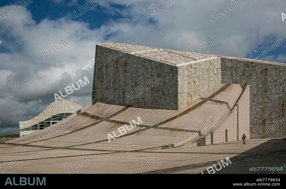 Spanien Santiago di Compostela STADT DER KULTUR GALICIENS 0391 erbaut seit 2001 von Peter Eisenman Bibliothek - im Hintergrund Museum.