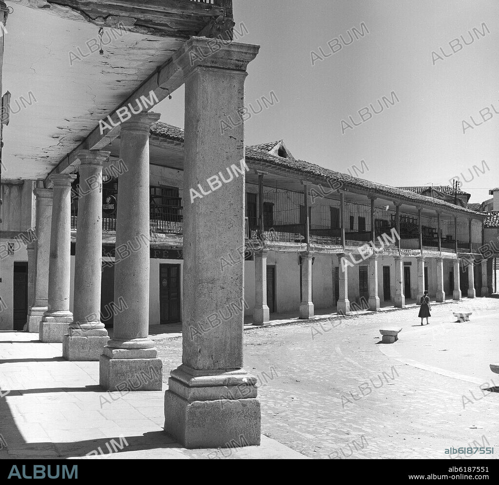 PLAZA MAYOR DE COLMENAR DE OREJA - FOTOGRAFIA EN BLANCO Y NEGRO - AÑOS 60.