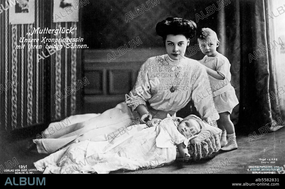 Cecilie, Kronprinzessin (Wilhelm) des Dt. Reiches, geb. Herzogin von Mecklenburg-Schwerin, 1886-1954. "Mutterglück / Unsere Kronprinzessin mit ihren beiden Söhnen." (Prinz Wilhelm, geb. 1906, und Prinz Louis Ferdinand, geb. 1907). Foto, 1908. Berlin, Sammlung Archiv für Kunst und Geschichte.