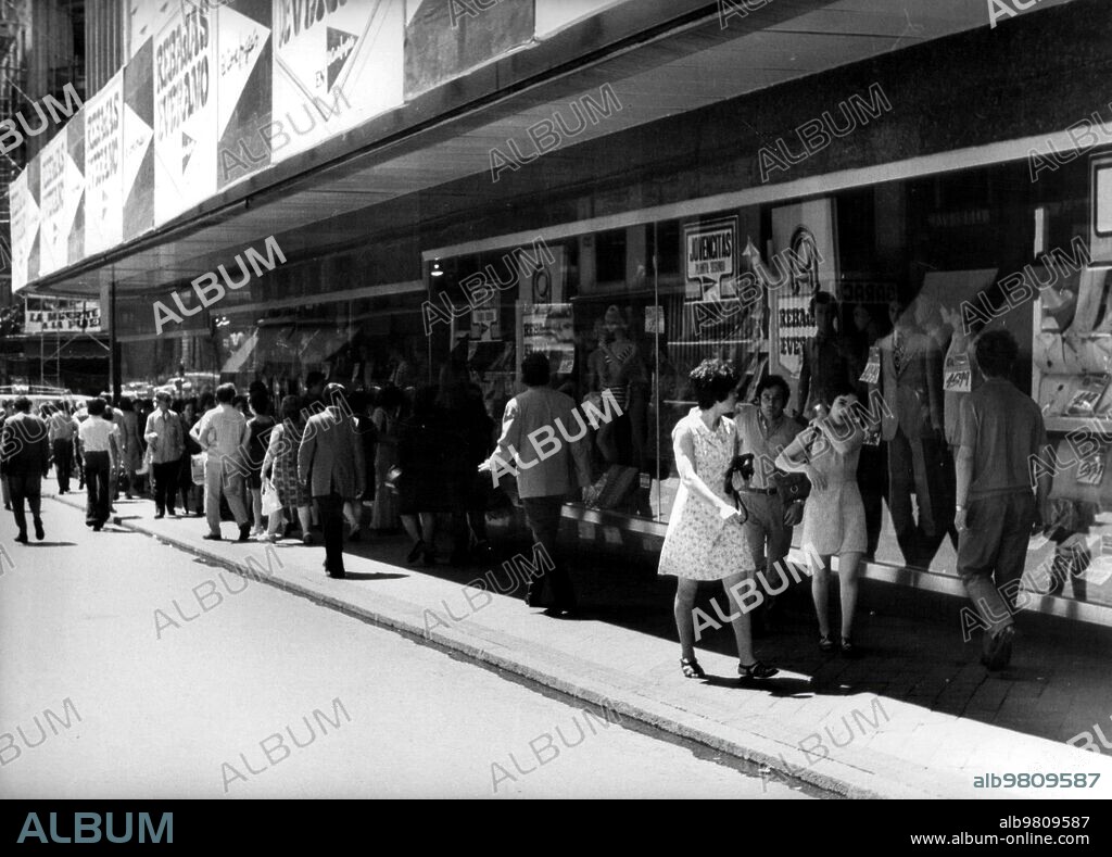 Madrid, 19/07/1971. Escaparate con las rebajas de verano de El Corte Inglés.
