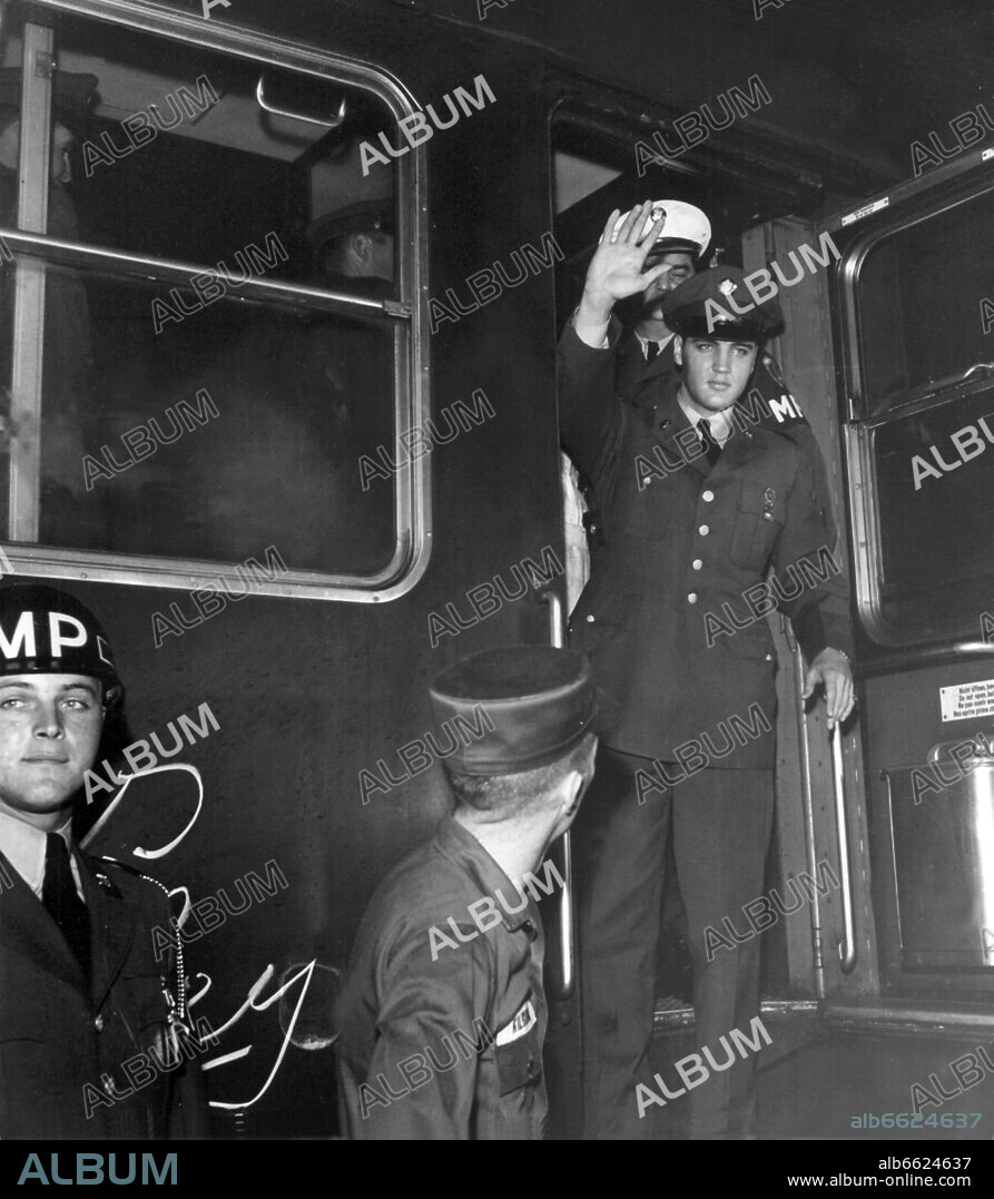 Elvis Presley leaves the train in Friedberg (Hessen) on the 2nd of October in 1958. To the delight of his fans, the American Rock'n Roll singer was stationed in Friedberg (Hesse) in the context of his military service in the US Army in the 1950s. 02/10/1958