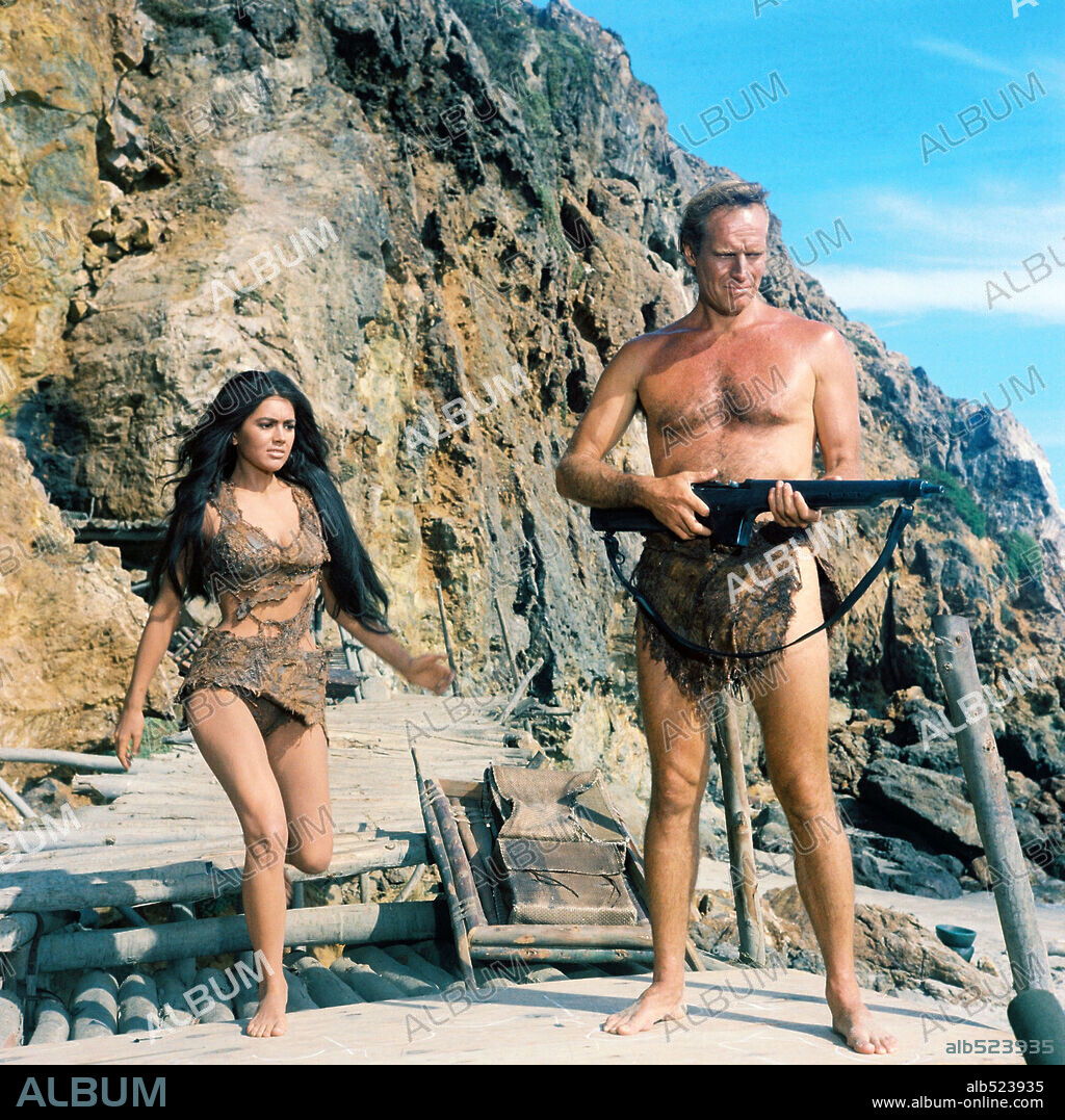CHARLTON HESTON y LINDA HARRISON en EL PLANETA DE LOS SIMIOS, 1968 (PLANET OF THE APES), dirigida por FRANKLIN J. SCHAFFNER. Copyright 20TH CENTURY FOX.