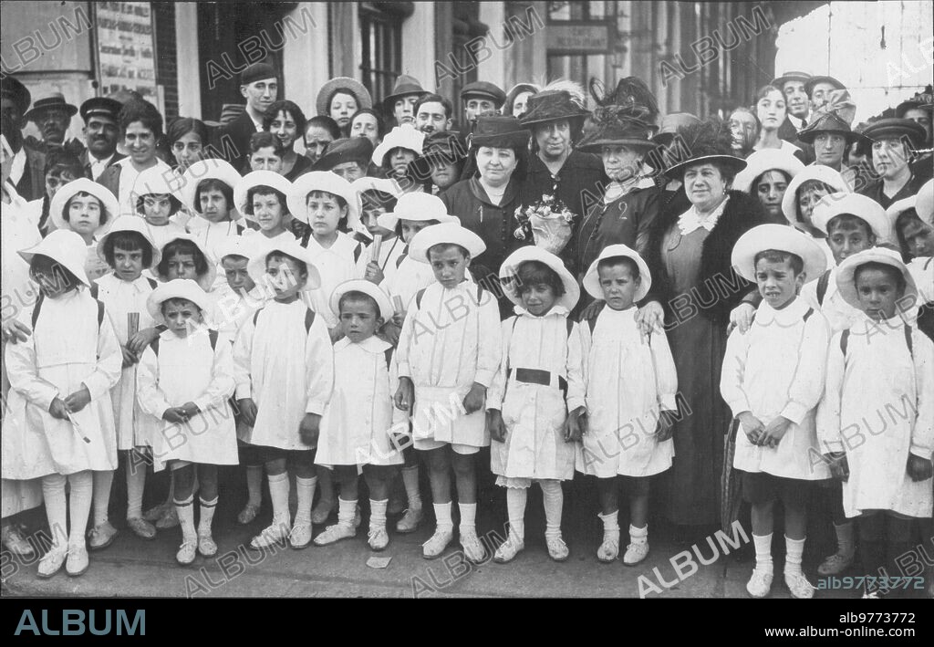 9 julio 1919. Madrid. En la estación del Norte. La presidenta del comité femenino de higiene Popular, Sra. De Tolosa Latour (D. Rafael) (1), la ilustre Escritora Sofía  Casanova (2) y demás Señoras de la Junta, con la primera Colonia infantil que Salió ayer para el sanatorio de Pedrosa.