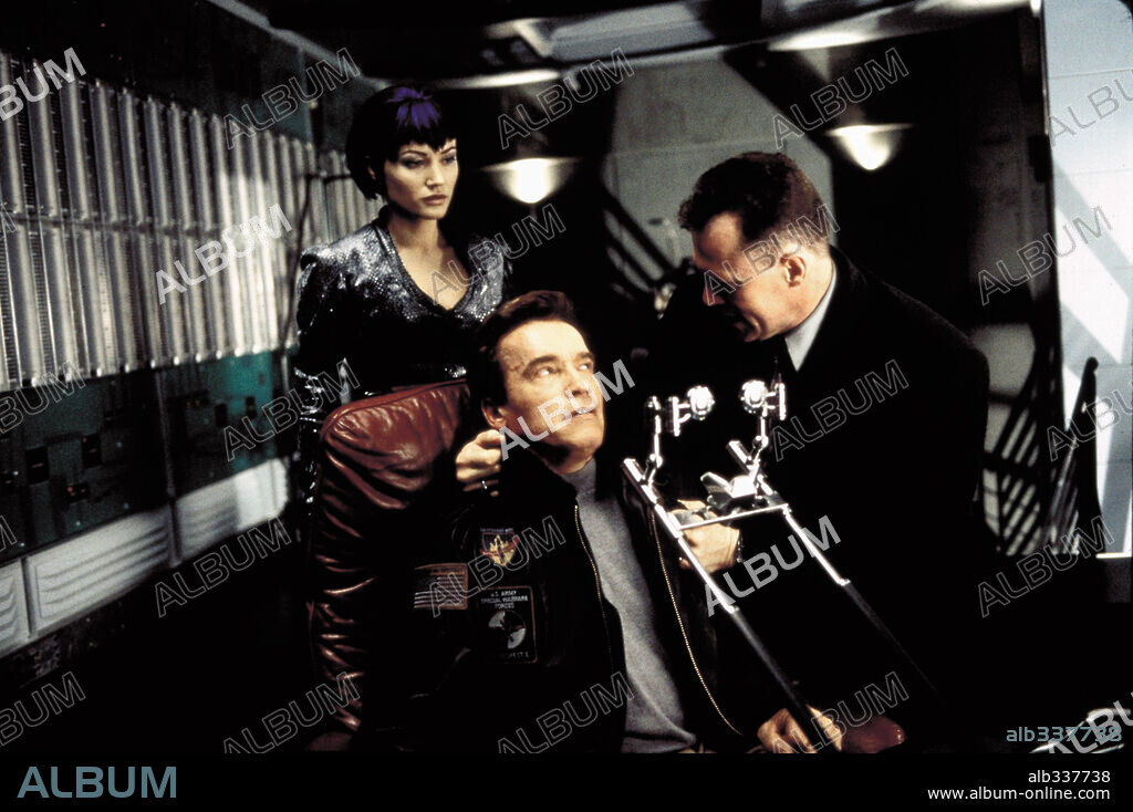 ARNOLD SCHWARZENEGGER in THE 6TH DAY, 2000, directed by ROGER SPOTTISWOODE. Copyright PHOENIX PICTURES / McEWAN, ROB.