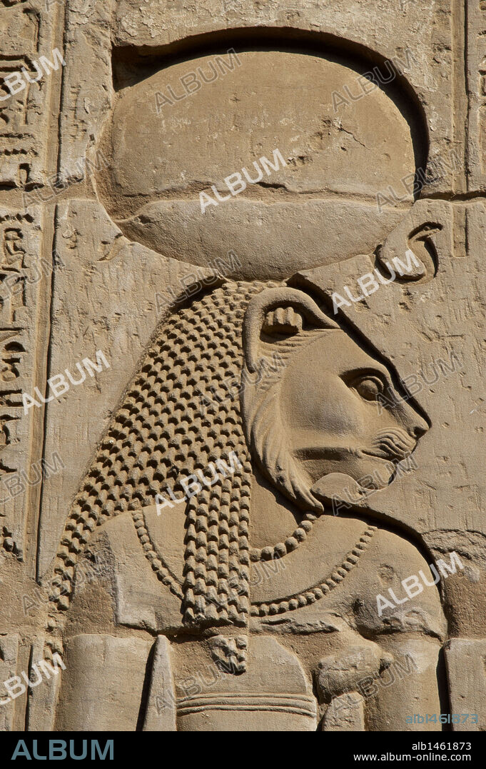 ARTE EGIPCIO. EGIPTO. Detalle de un relieve donde se representa a SEJMET, diosa de la guerra con cabeza de leona coronada con el disco solar y el áspid serpiente. Muros del TEMPLO DE SOBEK Y HAROERIS, de época ptolemaica o Láguida. Se inició su construcción en el siglo II a. C.