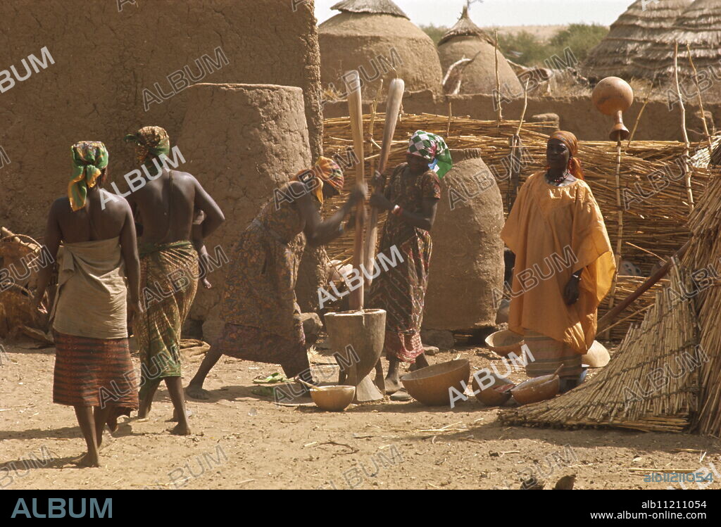 Women pounding millet at Abalak, Niger, Africa.