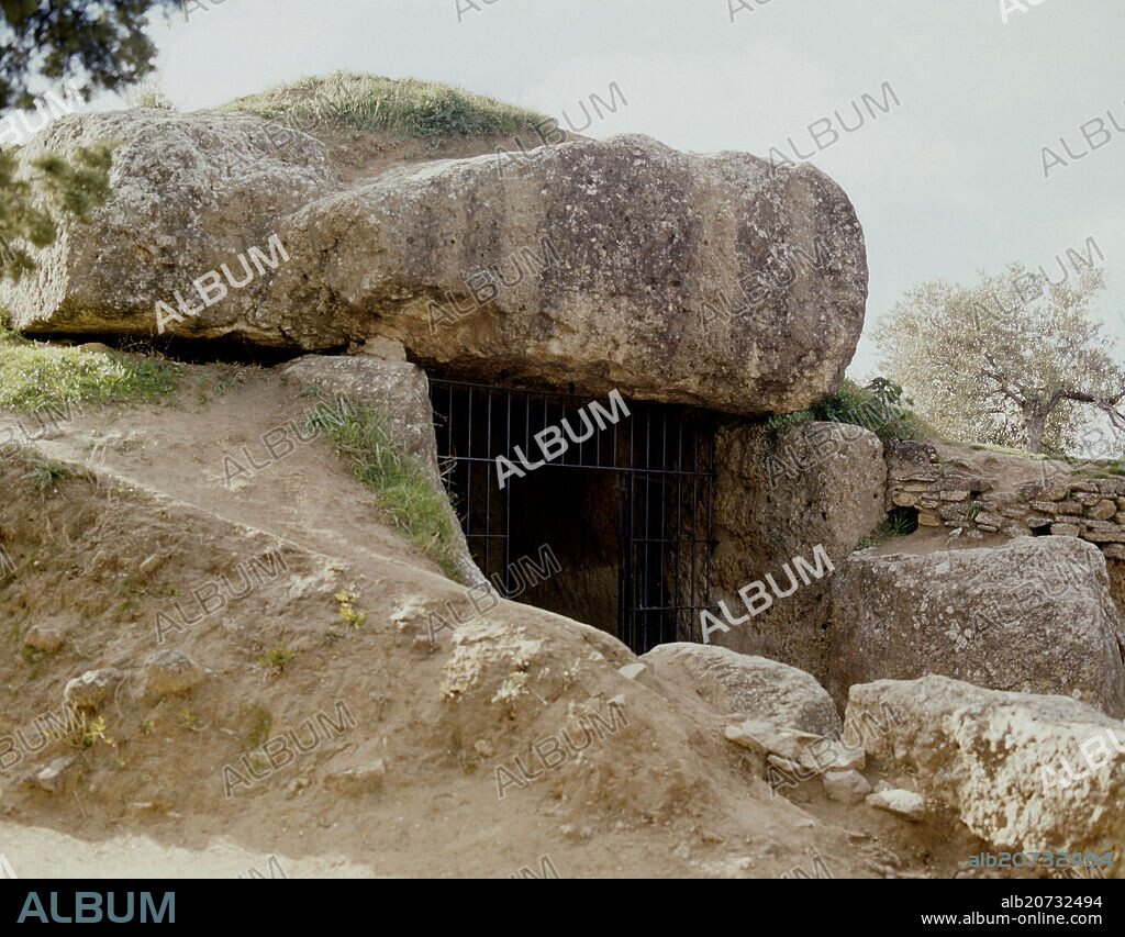 ENTRADA AL DOLMEN DE LA CUEVA DE LA MENGA.