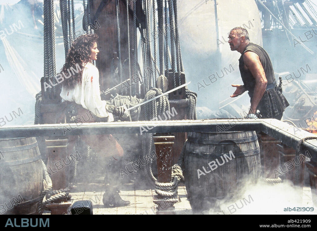 FRANK LANGELLA y GEENA DAVIS en LA ISLA DE LAS CABEZAS CORTADAS, 1995 (CUTTHROAT ISLAND), dirigida por RENNY HARLIN. Copyright CUTTHROAT PRODUCTIONS / COOPER, ANDREW.