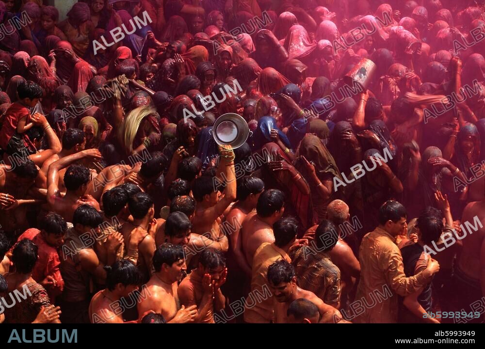 Religionen: Hinduismus.-Fest "Holi" (Fest zu Frühlingsbeginn zu Ehren von Krishna und Kama) im Tempel von Baldev, Distrikt Mathura, Uttar Pradesh, Indien.-Foto, 2008.