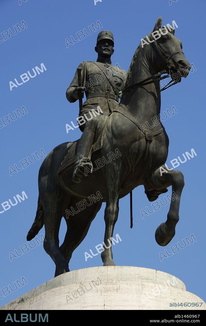 CONSTANTINO I (Atenas, 1868-Palermo, 1923). Rey de Grecia (1913-1917 y 1920-1922). En 1913 fue coronado rey después del asesinato de su padre. En 1917 abdicó en favor de su hijo Alejandro y se exilió a Suiza. A la muerte de éste y tras la derrota actual de Venizelos, Constantino regresó a Atenas (1920). En 1922 volvió a abdicar en favor de su hijo Jorge. ESTATUA ECUESTRE ubicada en el Parque Areos. Atenas. Grecia.