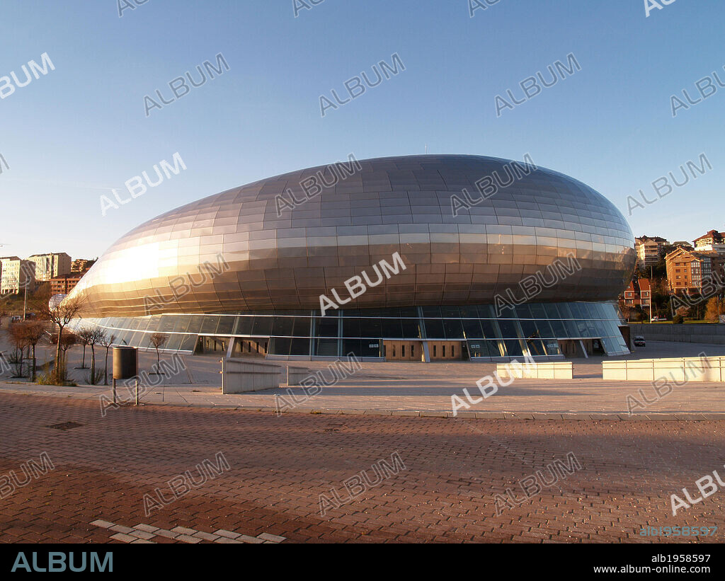 CANTABRIA. SANTANDER. Vista del PALACIO DE DEPORTES. Inagurado en el 2003 y construido por los arquitectos Julián Franco y Jose Manuel Palao. Zona del Sardinero. España.
