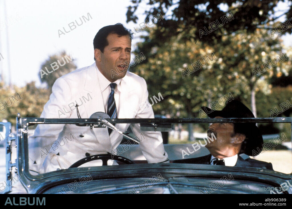 BRUCE WILLIS and JAMES GARNER in SUNSET, 1988, directed by BLAKE EDWARDS. Copyright TRI STAR PICTURES.