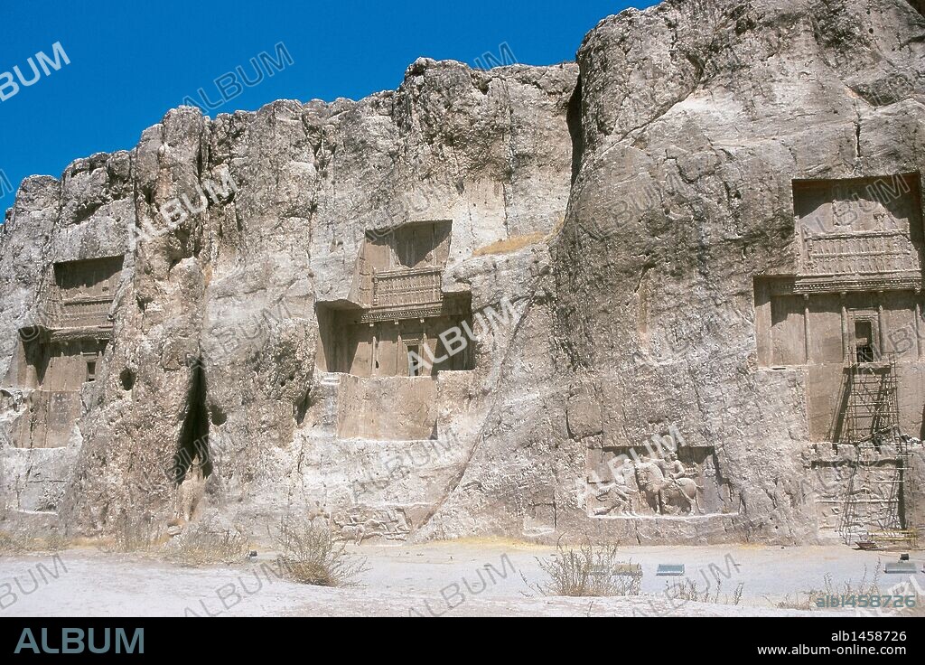 EPOCA PERSA. PERIODO AQUEMENIDA (Siglos VI a. C. -V a. C.). TUMBAS DE LOS REYES DARIO I, JERJES I Y DARIO II. Excavadas en la roca. Necrópolis de Naqsh-e Rostam (alrededores de Persépolis). República Islámica de Irán.