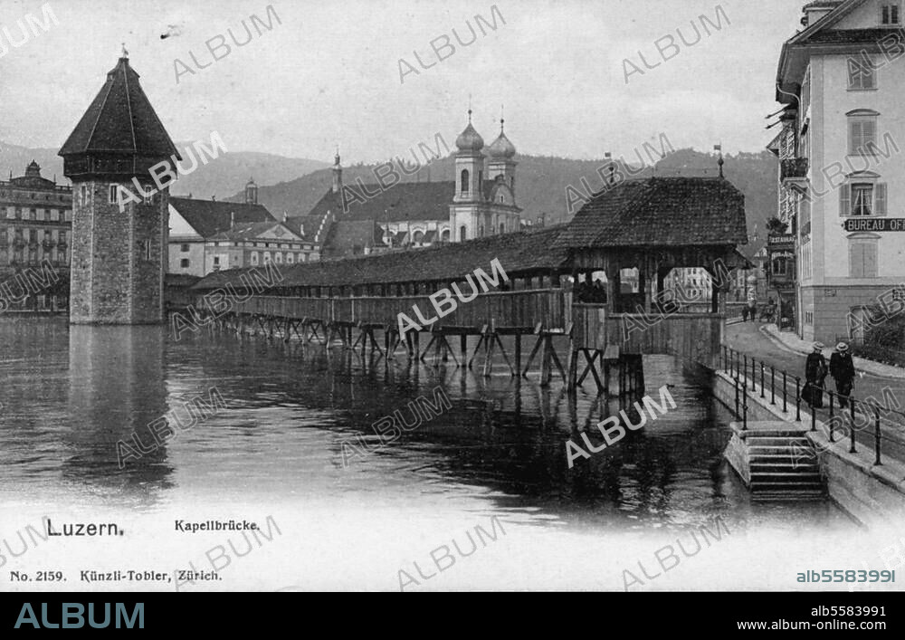 Luzern (Schweiz), Kapellbrücke über die Reuß (Holzbrücke, erbaut um 1330; nach Brand 1993 erneuert). Fotopostkarte, um 1900.