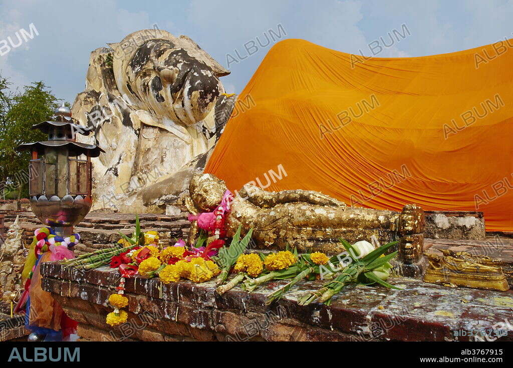 Sleeping Buddha, Wat Lokaya Sutha, Ayutthaya Historical Park, UNESCO World Heritage Site, Ayutthaya, Thailand, Southeast Asia, Asia.