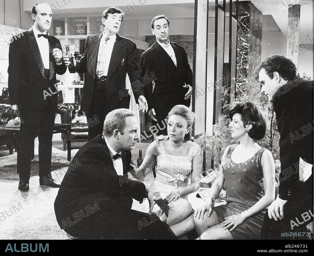 ALFREDO LANDA, ALVARO DE LUNA, AMPARO SOLER LEAL y CONCHA VELASCO en LAS QUE TIENEN QUE SERVIR, 1967, dirigida por JOSE MARIA FORQUE. Copyright AGATA FILMS.