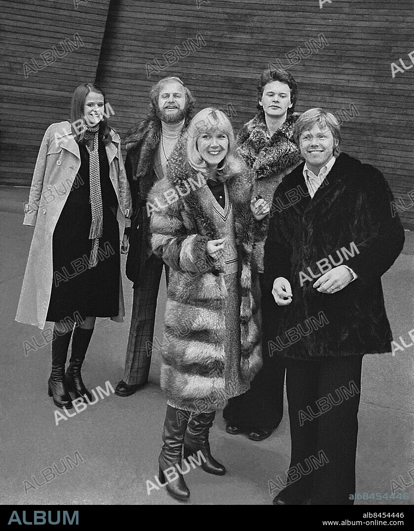 STOCKHOLM 1975-03-06. Gruppen Glenmarks tillsammans med programledaren och nöjesprofilen Håkan Sterner (th) på Solidenscenen på Skansen. I bakgrunden Karin, Bruno och Anders Glenmark och längst fram Ann-Louise Hanson. Foto: TT Historical / Kod 1902.