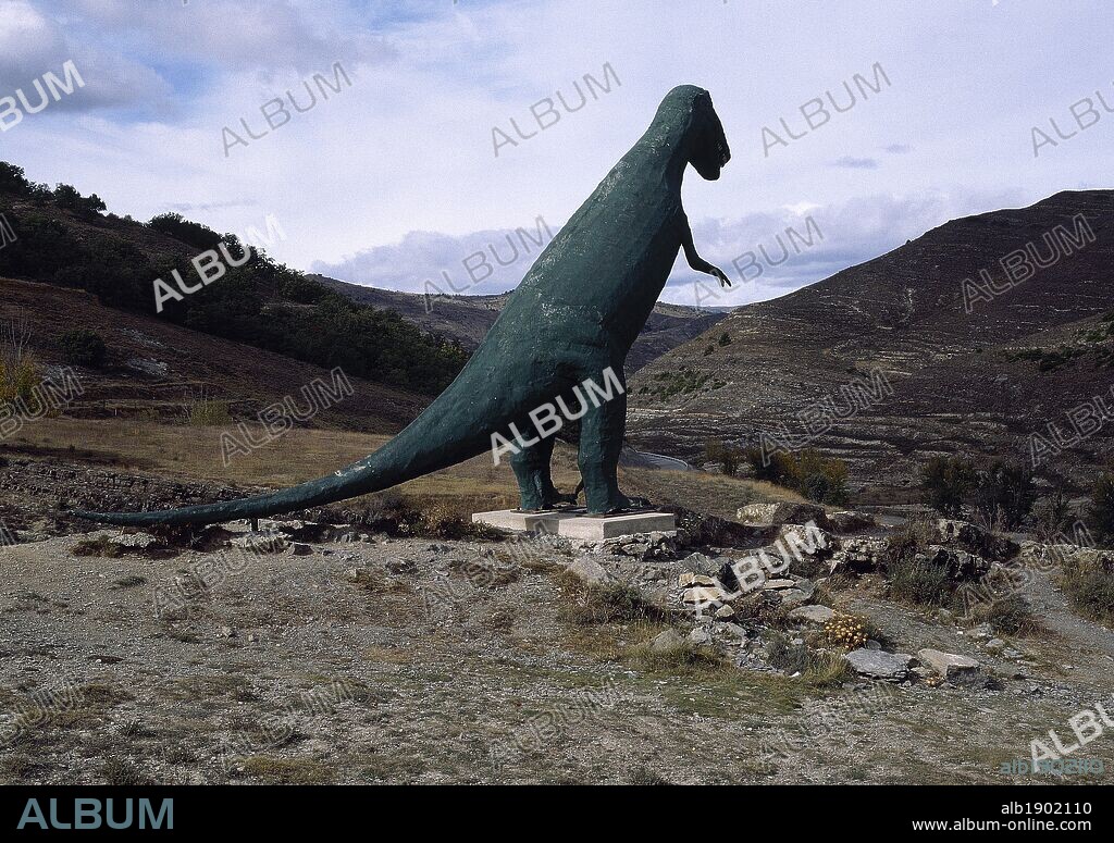 LA RIOJA. YACIMIENTO DE ICNITAS. Vista general de la figura que reproduce un DINOSAURIO, en los alrededores de ENCISO. En este lugar se han localizado numerosas huellas fósiles de dinosaurios. (Valle del Cidacos). Comarca de La Rioja Baja. España.