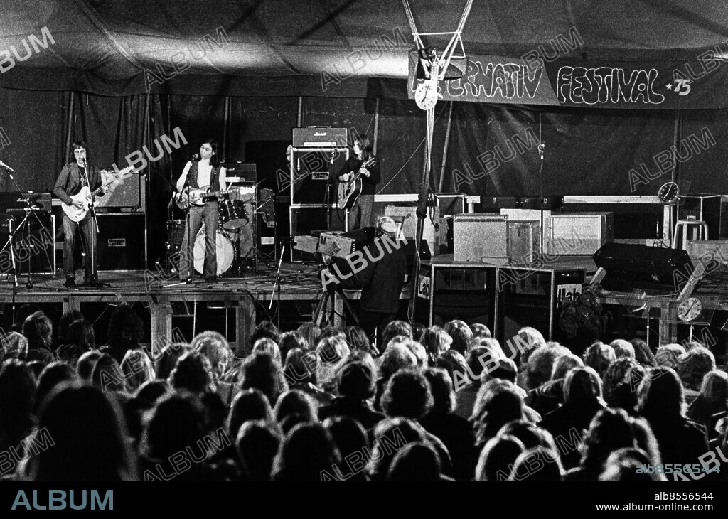ARKIV STOCKHOLM 19750318. Alternativfestivalen pågår i ett tält på Storängsbotten i Stockholm. Festivalen pågick 17-22 mars 1975 och var en protest mot musiktävlingen Eurovision Song Contest.. Foto: Sören Johansson / DN / TT Kod: 33 . ** SVD OUT **.