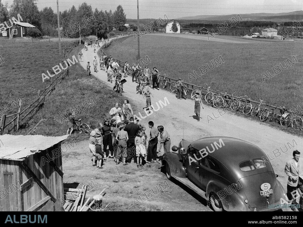 195206. Bygdens son, Gösta "Snoddas" Nordgren, återvänder till hemtrakterna i Hälsingland. "Snoddas" ses med ryggen mot kameran skrivandes autografer i gruppen i förgrunden.. Foto: Norrlandsbild / Pressens Bild Kod: 190.