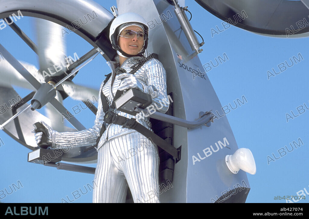ANGIE HARMON in AGENT CODY BANKS, 2003, directed by HARALD ZWART. Copyright METRO GOLDWYN MAYER.
