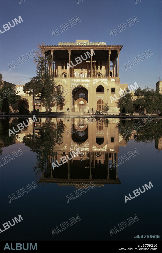 Ali Qapu Palace, UNESCO World Heritage Site, Isfahan, Iran, Middle East.