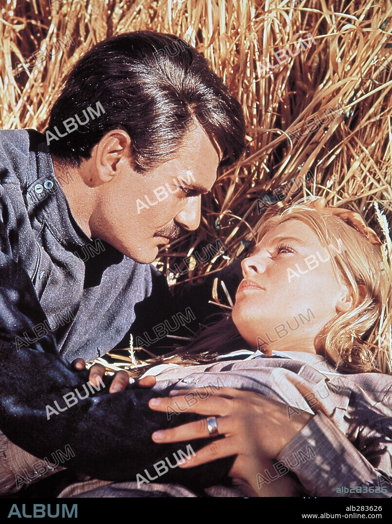 JULIE CHRISTIE und OMAR SHARIF in DOCTOR ZHIVAGO, 1965, unter der Regie von DAVID LEAN. Copyright CARLO PONTI/MGM.