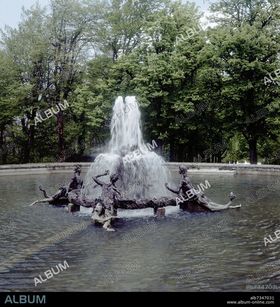 JARDIN-FUENTE DEL CANASTILLO CON AGUA.