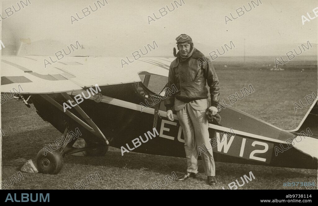 1932. El aviador Fernando Rein Loring  posando junto a su avioneta.