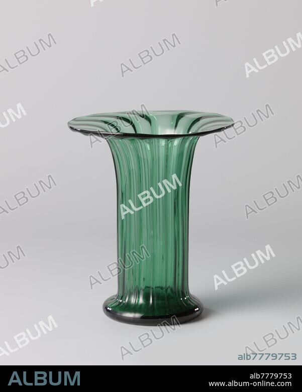 Vase with vertical ribs, inserted bottom, vertically ribbed foot, merging into a vertically ribbed, cylindrical body, ending in a wide, flat, ribbed edge., anonymous, England, c. 1750 - c. 1775, glass, glassblowing, h 16.4 cm × d 13.7 cm.