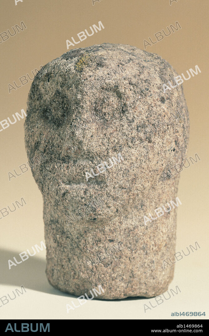 ARTE CELTA. ESPAÑA. CABEZA CASTREÑA tallada en granito, fechada hacia el siglo II a. C. Procede del Castro de Gaxate (A Lama, Pontevedra). Museo Provincial de Pontevedra. PONTEVEDRA. Galicia.