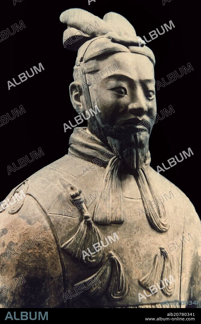 ESTATUA EN TIERRA COCIDA DE UN GENERAL-DETALLE MEDIO CUERPO-S III A J.C.