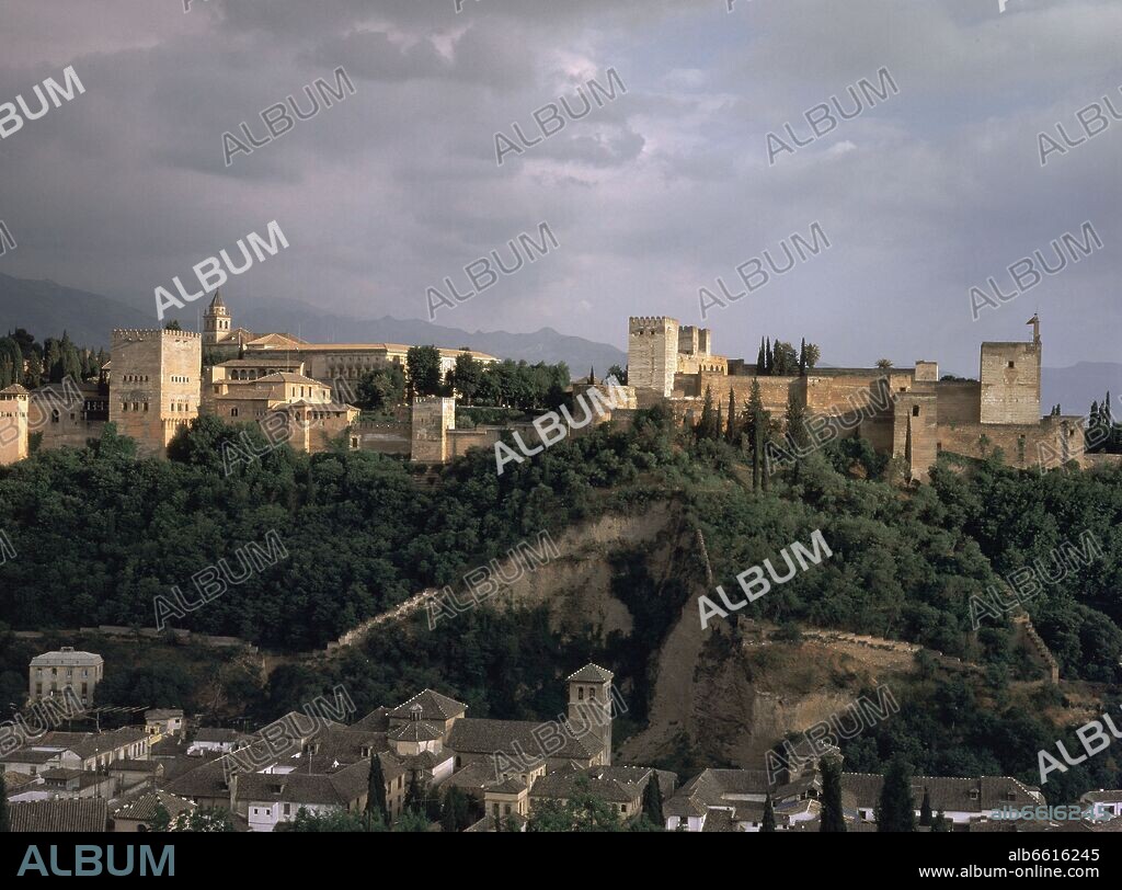 PANORAMICA DE LA ALHAMBRA DESDE EL MIRADOR DE SAN NICOLAS EN EL ALBAICIN AL ATARDECER.