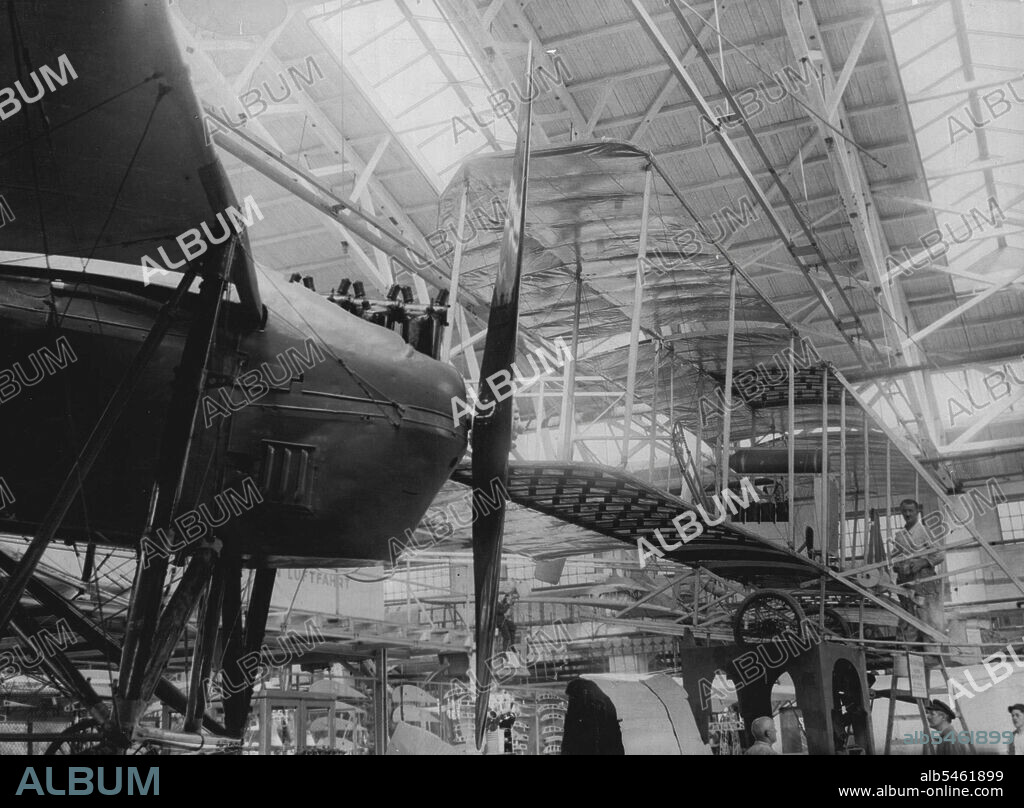 In the front the little Albatros airplane of Germany's *****, Freiherr Manfred von Richthofen. In the background the famous Orville-Wright machine, the first airplane of the world, equipped with a 30.Motor, built in 1909. November 29, 1932. (Photo by International News Photos).