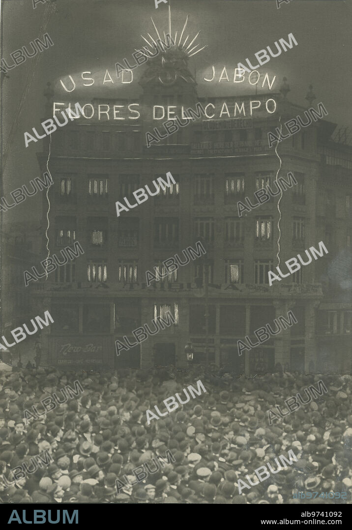 Madrid, 20/10/1915. En la plaza de Canalejas en Madrid, el publico admira el anuncio luminoso «Usad jabón flores del campo».