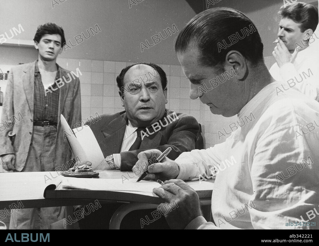 FELIX DAFAUCE y JUAN CALVO en TARDE DE TOROS, 1956, dirigida por LADISLAO VAJDA. Copyright CHAMARTIN.