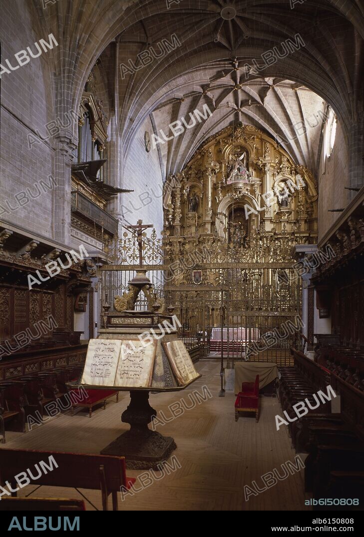 VILLANUEVA HERMANOS. RETABLO BARROCO DE LA CATEDRAL DE CORIA DEL SIGLO XVIII SEPARADO DEL CORO POR UNA REJA DEL SIGLO XVI.