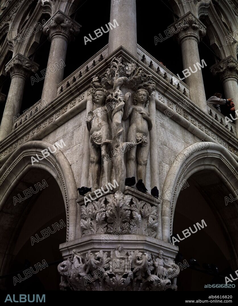 EXTERIOR- DETALLE DE UNA ESQUINA DEL PALACIO DUCAL: ESCULTURAS DE ADAN Y EVA - SIGLO XVI.