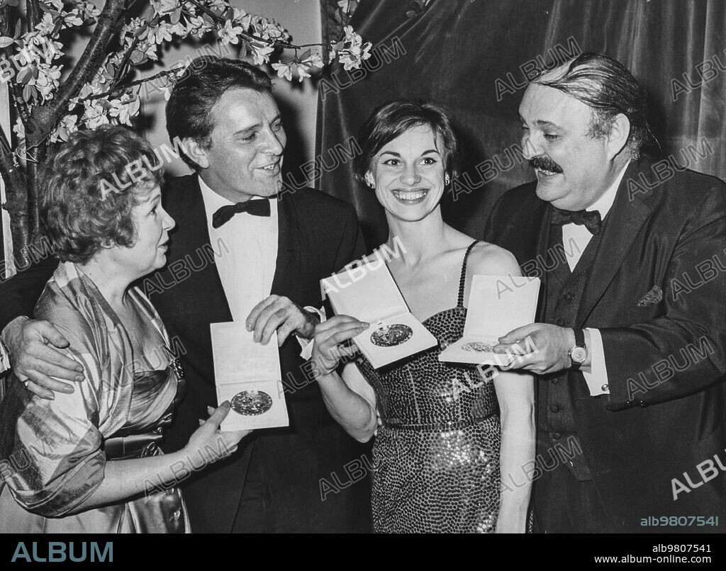 Shirley booth, richard burton, elizabeth seal, zero mostel, tony awards, waldorf astoria, new york, 1961.