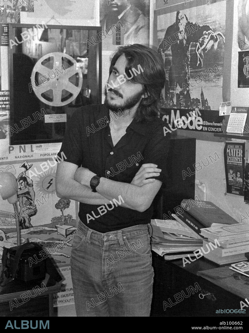 El cantante compositor y escritor polifacético Fernando Marquez "El Zurdo" en la época en la que fundó el trío de pop vanguardista La Mode. (FernandoMarquez_ElZurdo_LaMode©DJC).