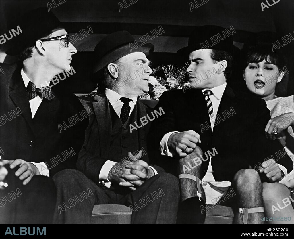 HORST BUCHHOLZ y JAMES CAGNEY en UNO, DOS, TRES, 1961 (ONE, TWO, THREE), dirigida por BILLY WILDER. Copyright MIRISCH/UNITED ARTISTS.