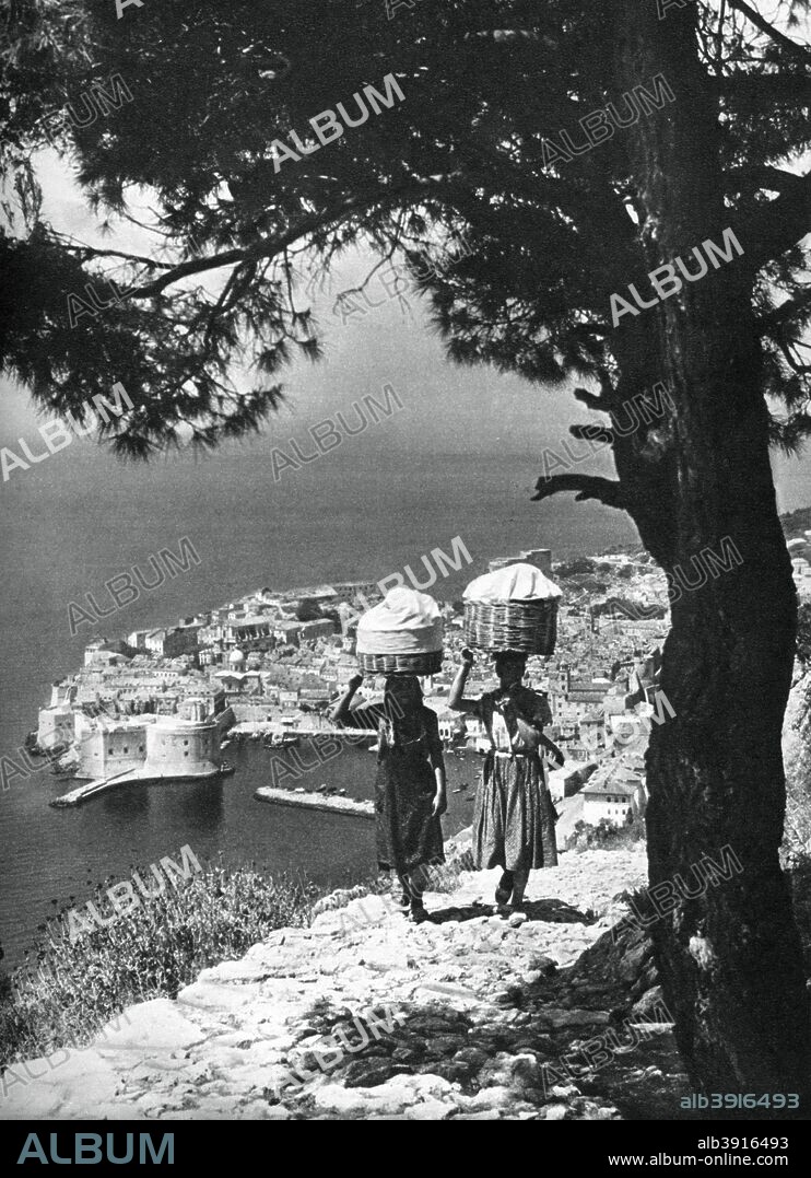 MARTIN HUERLIMANN. Dubrovnik, Croatia, 1937. Illustration from Das Mittelmeer: Landschaft, Baukunst und Volksleben im Kreise des Mittelländischen Meeres, a work on Mediterranean architecture, landscape and people by Martin Hürlimann, (Atlantis-Verlag, Zurich, 1937).