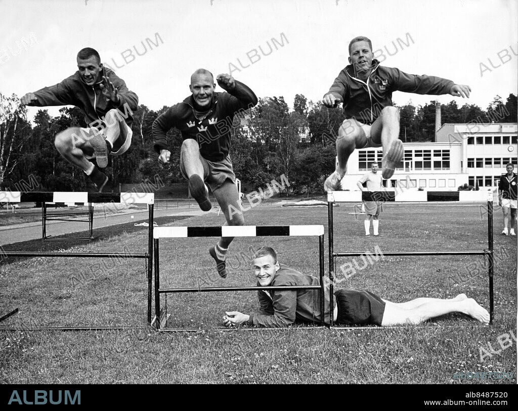 Arkiv 1966. Hockeylandslaget är på träningsläger på Bosön. Ulf Sterner tar det lugnt medan Nisse Nilsson, Roland Stoltz och Sura-Pelle Pettersson försöker hitta stilen över häckarna.. Foto: Pressens Bild Kod: 190. Scanpix Sweden.