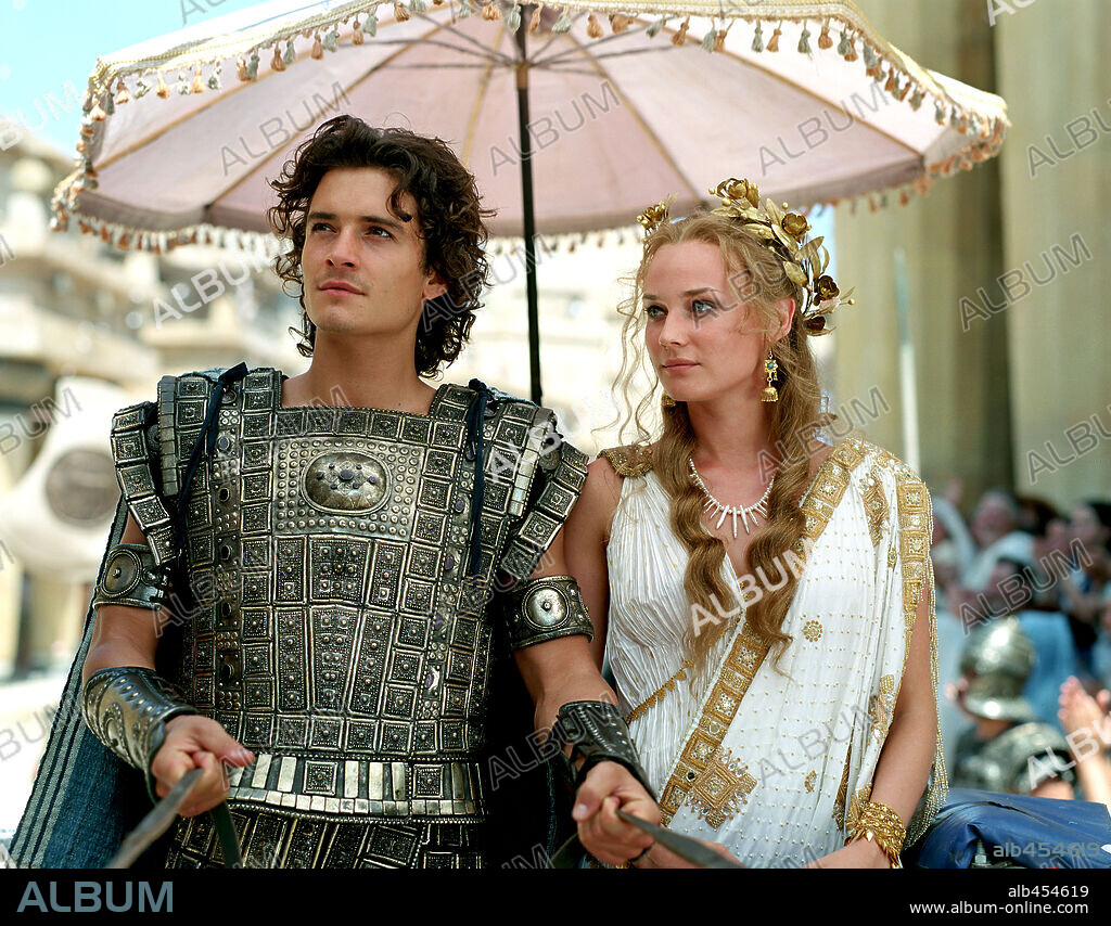 DIANE KRUGER and ORLANDO BLOOM in TROY, 2004, directed by WOLFGANG PETERSEN. Copyright WARNER BROS.